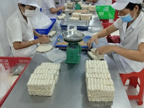 HÌNH ẢNH SẢN XUẤT CHẢ GIÒ KIM NGỌC