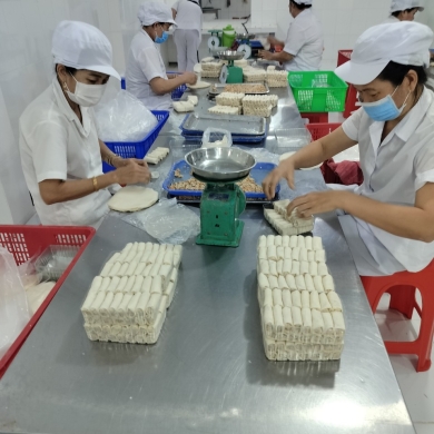 HÌNH ẢNH SẢN XUẤT CHẢ GIÒ KIM NGỌC